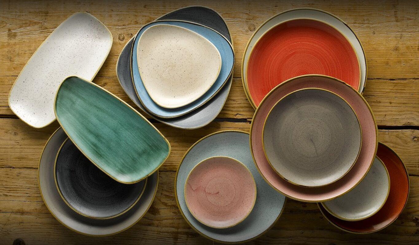 színes porcelán tányérok